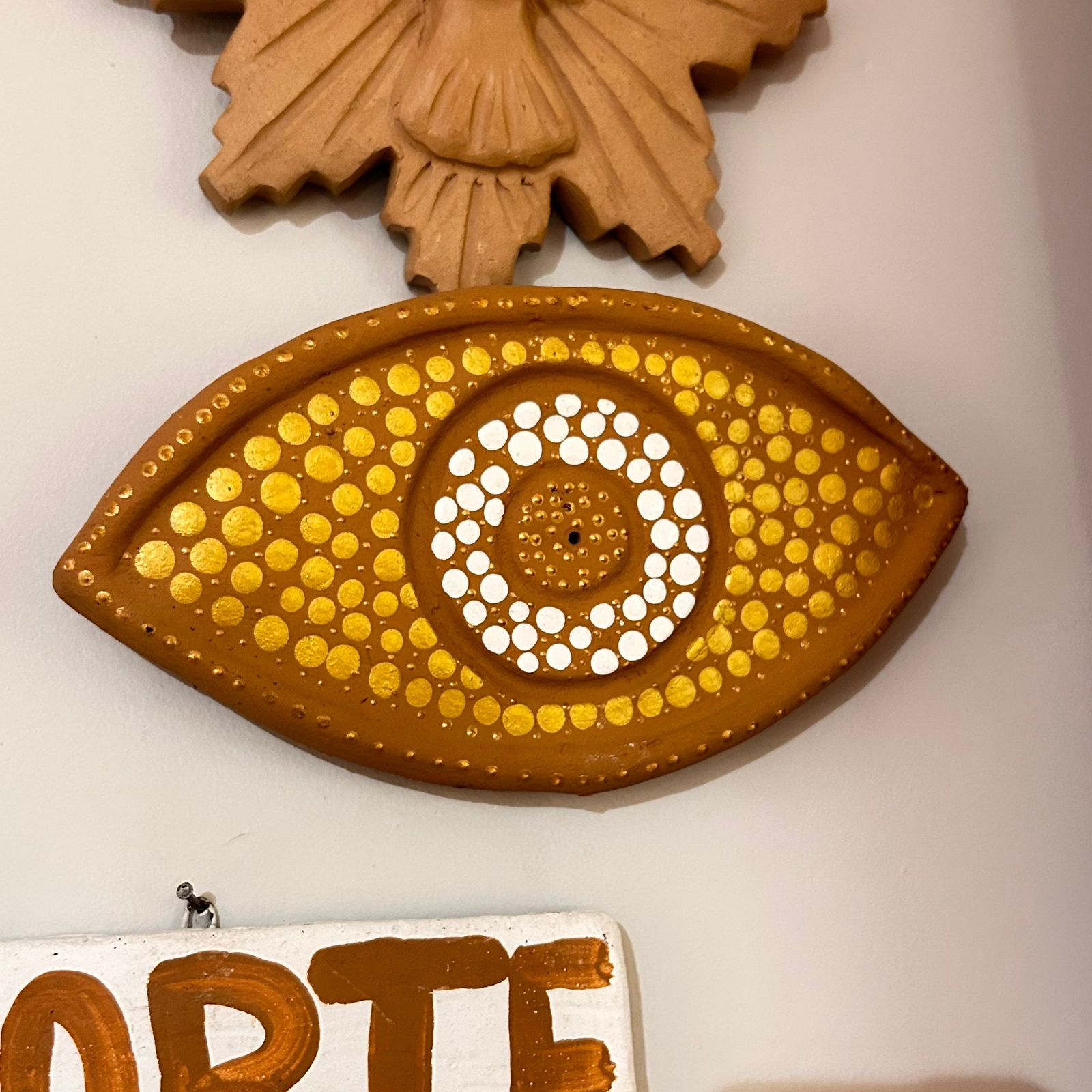 CERÂMICA MÃO E OLHO DE PAREDE U